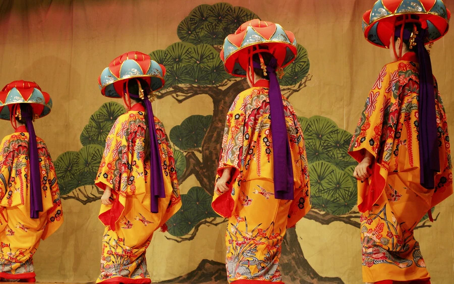 Utagaki: Egy ősi japán szokás, mely során a lakosság egy hegytetőn gyülekezett, ahol aztán táncra perdültek, mulatoztak és esetenként közösültek is. Úgy gondolták, ez az áldozat segít abban, hogy az istenek termékenységgel ajándékozzák meg őket. Gyakori volt a versszavalás is ezeken az alkalmakon, hogy az ősz vagy a tavasz érkezését ünnepeljék. Sokan ezeken az eseményeken találtak maguknak párt, ám végül a buddhista kormány betiltotta őket.