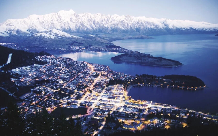 Queenstown, Új-Zéland: Új-Zéland báj nem csak a vibráns, zöld természeti lelőhelyeiben keresendő. Queenstown városa mintha csak egy téli tündérmese főszereplője volna: tavak, hegyek, mindent megtalálunk itt, amire csak a szemünk vágyik.