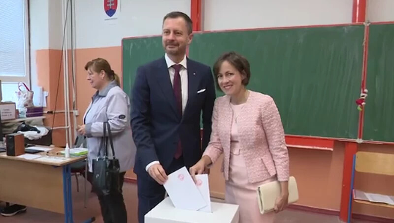 Eduard Heger (Demokraták) volt kormányfő feleségével szavazott.
