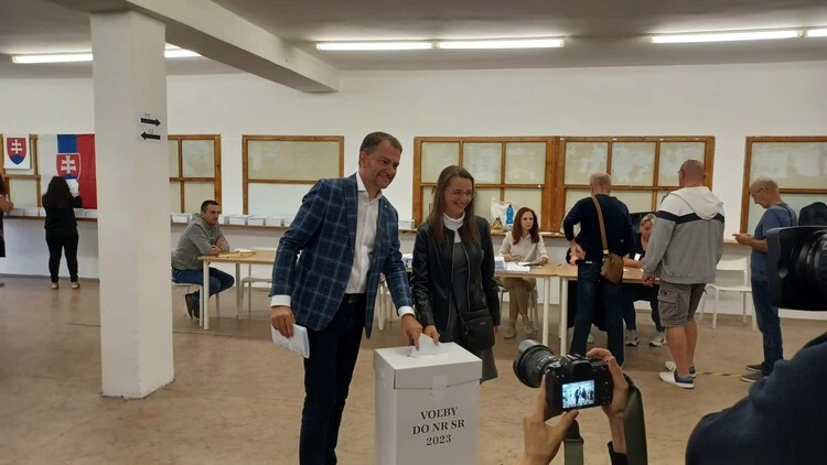 Igor Matovič, az OĽaNO és barátok (OĽaNO a priatelia) elnöke Nagyszombatban szavazatott feleségével, Pavlínkával.