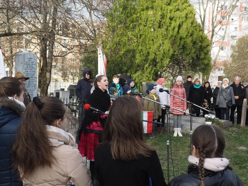 Czira Sára Kossuth-nótákat énekelt (A szerző felvétele)