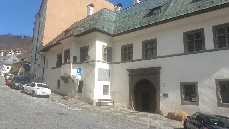 A Joerges házat egy hajszál választotta el a tűzvésztől, közvetlen szomszédságában az evangélikus líceum, Petőfi Sándor egykori alma matere.